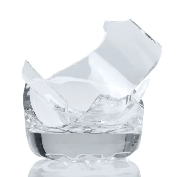 Fragmentos fraturados frasco de vidro isolado no fundo branco . — Fotografia de Stock