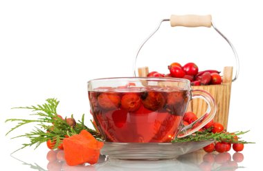 Kuşburnu meyveleri, dağ külü ve fincan çay beyaz izole .