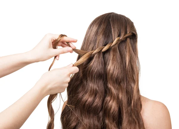 Manos peluquería trenzado mechón de la chica con el pelo largo aislado en blanco  . — Foto de Stock