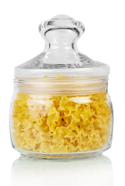 Glasburk med pasta omfattas lock isolerat på vit bakgrund. — Stockfoto