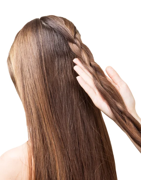 Friseurmädchen flechtet die langen Haare zum Zopf. — Stockfoto