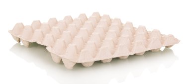 Beyaz arka plan üzerinde izole boş karton tepsi yumurta.