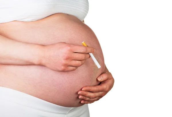 Mujer embarazada sosteniendo cigarrillo aislado sobre fondo blanco . — Foto de Stock