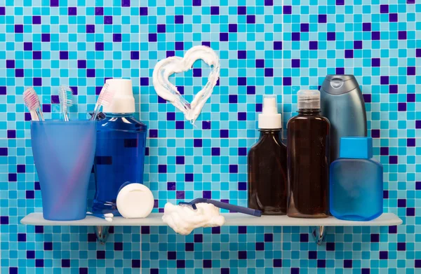 Srdce z pěny na polici s hygienou v koupelně — Stock fotografie