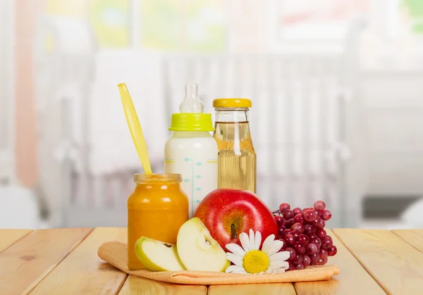 Cibo sano per bambini in cucina — Foto Stock