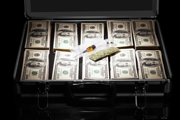 Geval met dollars, spuit en drugs geïsoleerd op zwart — Stockfoto