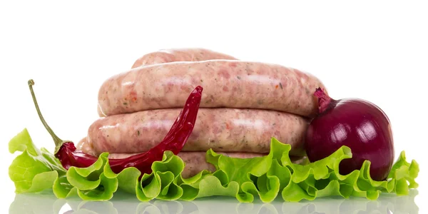 Rohe Wurst Fleisch, Salat, Zwiebeln und Pfeffer isoliert auf weiß. — Stockfoto