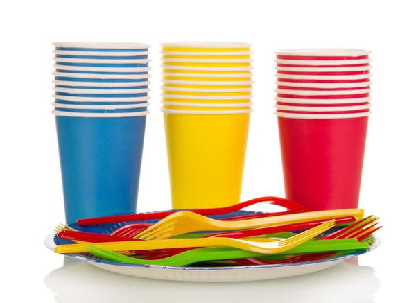 Bicchieri di plastica colorata e forchette isolate su bianco — Foto Stock
