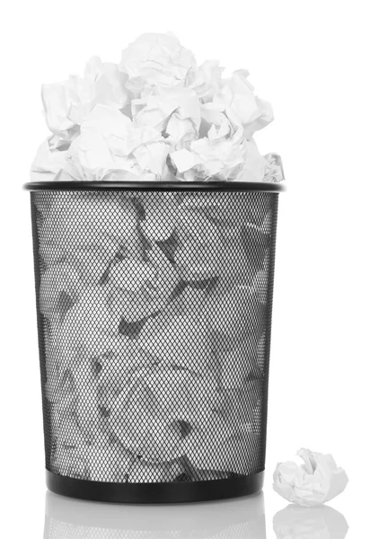 Pattumiera di metallo traboccante di carta isolata su bianco . — Foto Stock