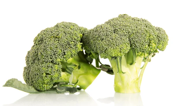 Önümüzdeki, üzerinde beyaz izole çiğ brokoli yakın çekim — Stok fotoğraf