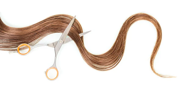 Strand cabelo feminino e tesoura isolada em fundo branco . — Fotografia de Stock