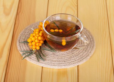 Deniz cehri ve fincan çay ışık ahşap arka plan üzerinde bir grup.