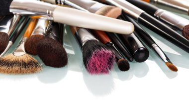 Beyaz izole makyaj için çeşitli kozmetik fırçalar.