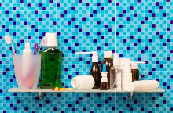 用洗护用品化妆品背景浴室的架子上. — 图库照片