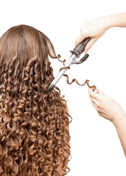 Peluquería hace uso de fórceps mujer pelo rizado aislado en blanco . —  Fotos de Stock