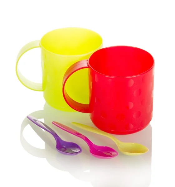 Tazas de plástico brillante y cucharas aisladas en blanco  . —  Fotos de Stock