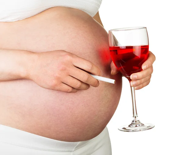 Těhotná žena držící cigaretu a sklenici vína izolovaných na bílém. — Stock fotografie