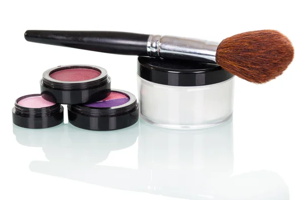 Zestaw profesjonalnych kosmetyków i makijażu pędzel na białym tle. — Zdjęcie stockowe