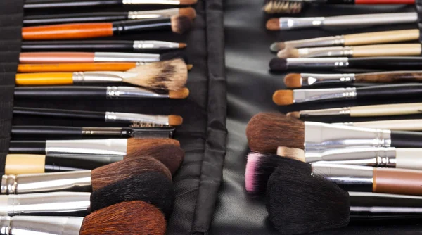 Definir escovas de maquiagem profissional na caixa de couro preto . — Fotografia de Stock