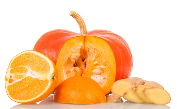 Rijpe pompoen, sinaasappel en gember geïsoleerd op witte achtergrond. — Stockfoto