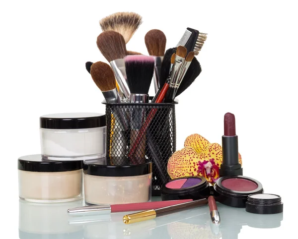 Conjunto de cosméticos e escovas profissionais para maquiagem isolada em branco . — Fotografia de Stock