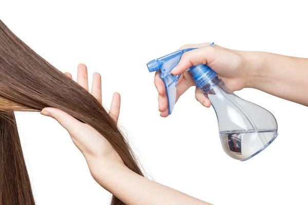 As mãos parekmahera prepararam o cabelo longo no penteado isolado no branco . — Fotografia de Stock