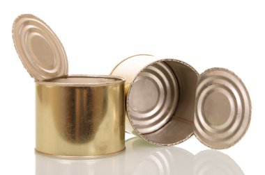 Açık boş teneke kutular üzerinde beyaz izole.