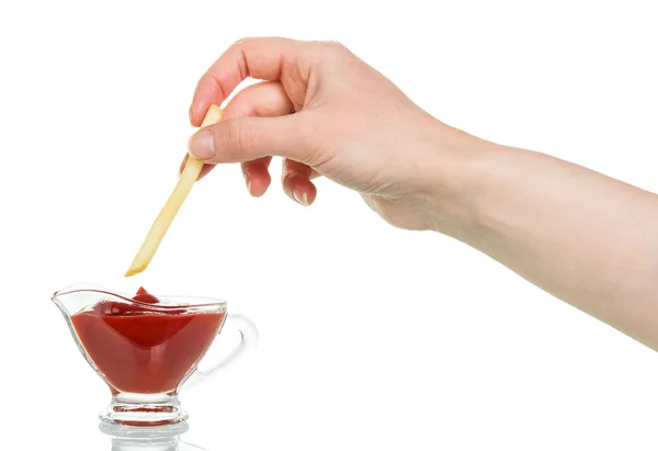 Mão feminina para baixo batatas fritas com ketchup em copo isolado . — Fotografia de Stock