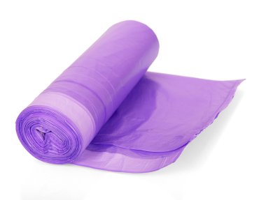 Leylak rengi çöp torbaları, beyaz arka plan üzerinde izole rulo.