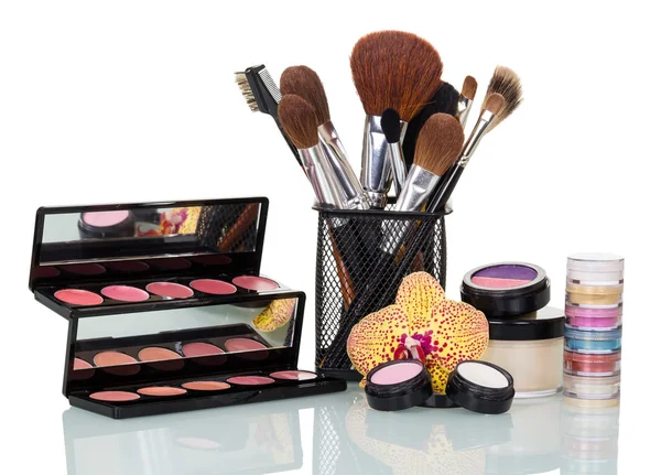 Pinsel und Kosmetik für das tägliche Make-up isoliert auf weiß. — Stockfoto