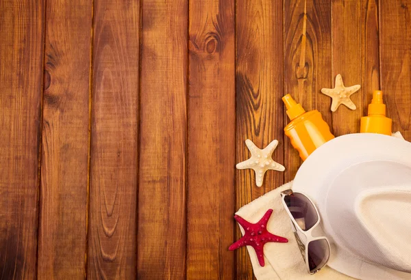 Şapka, güneş gözlüğü ve koyu renk ahşap karşı vücudun için losyonlar.