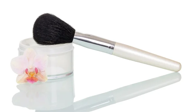 Cepillo cosmético Cara en polvo y flor de orquídea aislada en blanco . —  Fotos de Stock