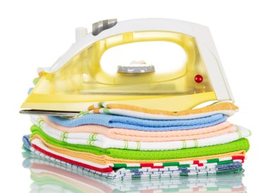 Pamuk havlu üzerinde beyaz izole ve Buharlı Ütü.