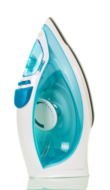 Modern Buharlı Ütü üzerinde beyaz izole.