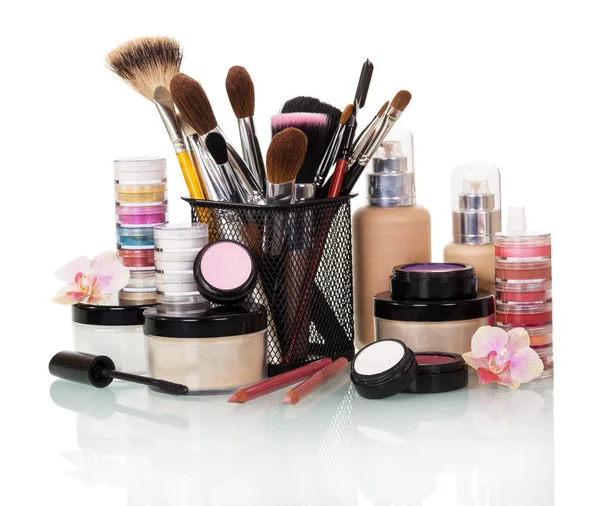 Definir cosméticos e escovas para maquiagem isolada em fundo branco . — Fotografia de Stock