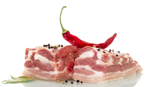 Carne di maiale cruda, peperoncino rosso e spezie isolate su bianco . — Foto Stock