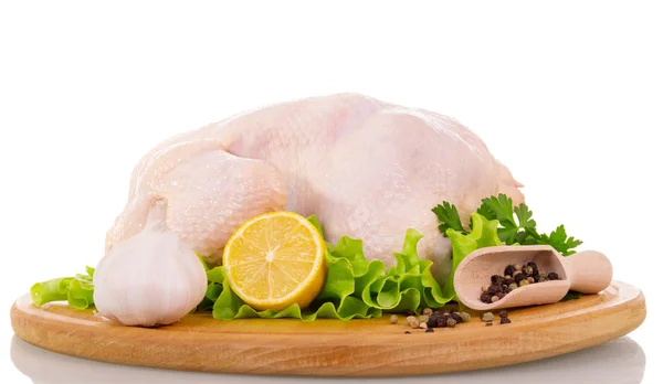 Pollo crudo, lattuga e spezie isolati su bianco . — Foto Stock