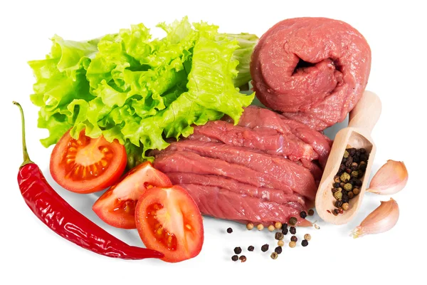 Carne crua com especiarias, alface e tomate, isolada sobre branco . — Fotografia de Stock
