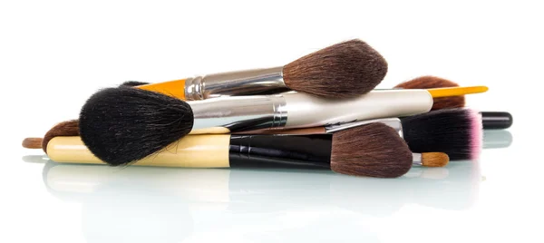 Kosmetiska Makeup borste liggande i slumpmässig ordning isolerad på vit. — Stockfoto
