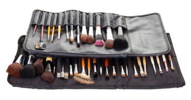 İki siyah kapakları üzerinde beyaz izole kozmetik fırçalar ayarlar.