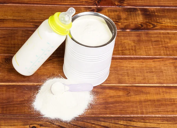 Banco de leche en polvo, biberón con mezcla en Dere oscuro . — Foto de Stock