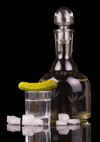 Dekanter, Glas Wodka und Gurke, Eisstücke isoliert. — Stockfoto