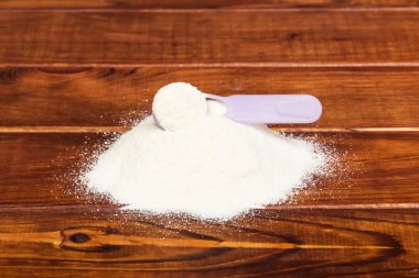 Buğday unu ve kaşık koyu ahşap monte.