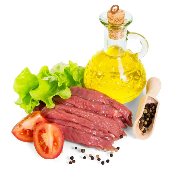 Ham sığır, petrol şişe, sebze ve baharat üzerine beyaz izole. — Stok fotoğraf