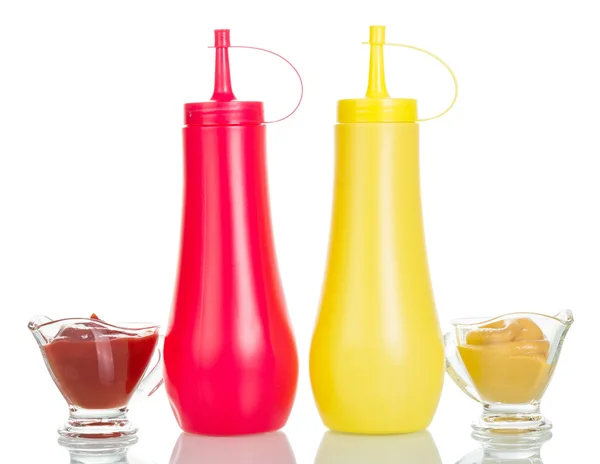 Botellas, tazas con ketchup y mostaza aisladas sobre blanco . —  Fotos de Stock