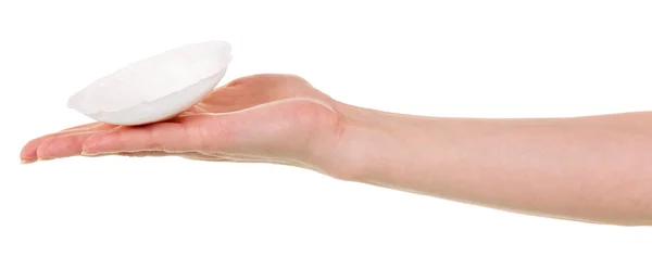 Wkładki absorpcyjne do piersi w ręce kobiece kobieta na białym tle. — Zdjęcie stockowe