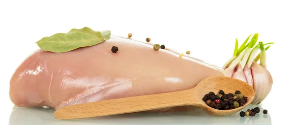 Pollo crudo y especias aisladas en blanco . — Foto de Stock