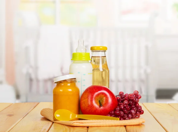 Cibo sano per bambini sullo sfondo della cucina . — Foto Stock