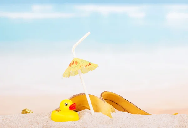 Diverse trash and rubber duck on  sea beach. — Stock Photo, Image