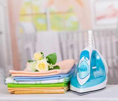 Elektrik demir ve Ütü odası, arka plan üzerinde renkli havlu.